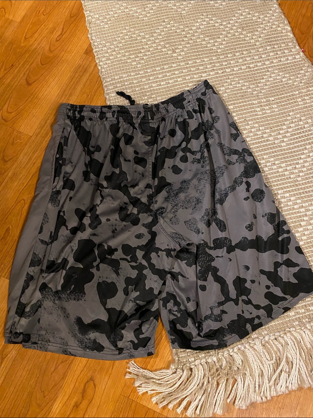 Under Armour Men's Gray & Black Camo Athletic Shorts L